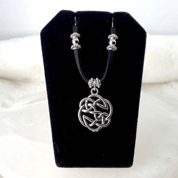 🔴 Celtic knot black suede adjustable necklace - Picture 4 of 9